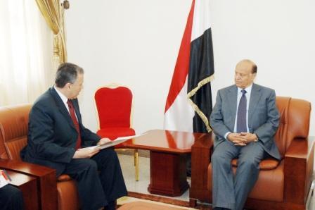 نائب الرئيس أثناء لقائه سفير الجمهورية التونسية أمس